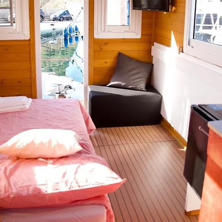 Casa Vacanza Galleggiante Per 4 Piu' 2 Persone *