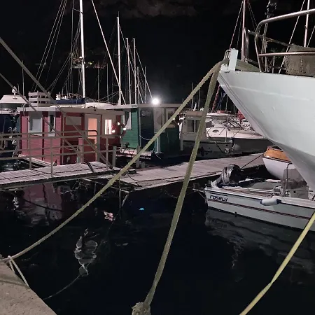 Casa Vacanza Galleggiante Per 4 Piu' 2 Persone